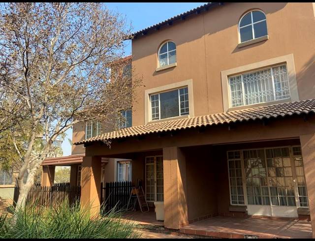 3 BEDROOM APARTMENT FOR SALE IN CASTLEVIEW